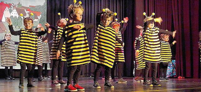 Die Kinder der kleinen Tanzgruppe hummeln ganz bezaubernd über die Bühne.