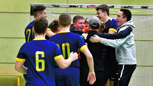 In Feierlaune: Die B-Junioren der SG Rheintal qualifizierten sich in Tiengen für die Süddeutsche Futsal-Meisterschaft am Sonntag in ...