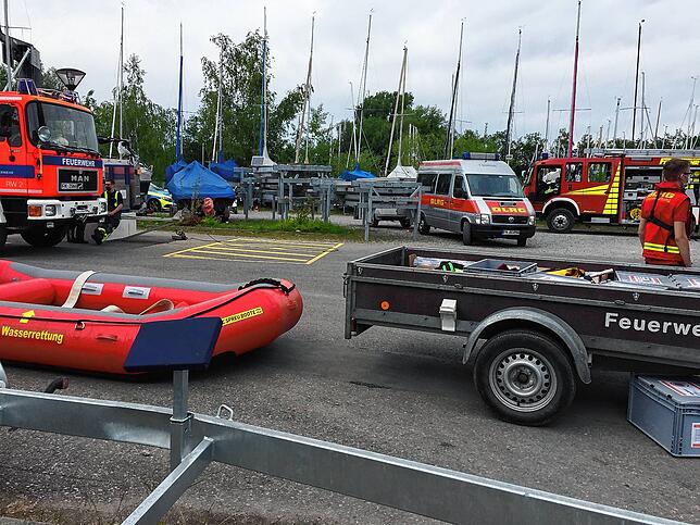 Ein Auto samt Bootstrailer und Boot ist in Langenargen im Bodensee versunken. Zahlreiche Einsatzkräfte, darunter auch die DLRG, waren im ...