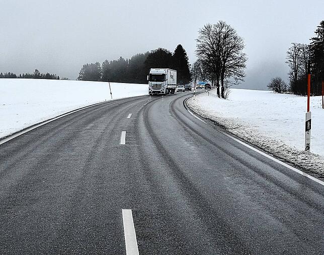 Wanderer, die auf dem beliebten Sonnenweg unterwegs sind, müssen die vielbefahrene B 500 an einer Stelle überqueren, an der keine ...
