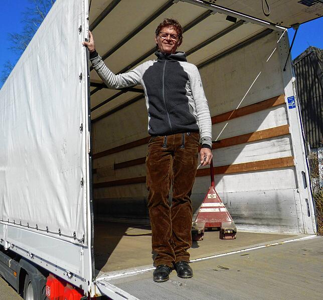 Thomas Blennemann aus Berg bei Ravensburg hat für die Hilfsaktion zwei Transporter gemietet. Er fährt die erste Fuhre an die ...