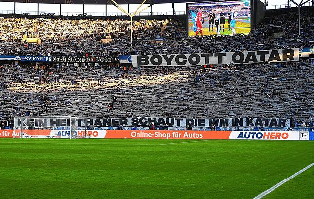 1. Bundesliga 15. Spieltag, Hertha BSC – 1. FC Köln: Fans von Hertha kritisieren die WM in Katar mit den Bannern „Boycott ...