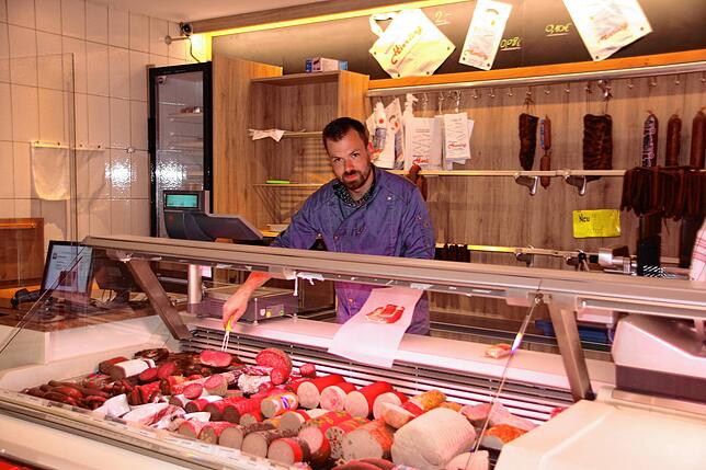Simon Reiner hinter der Theke seines Hauptgeschäftes in Konstanz-Dettingen.