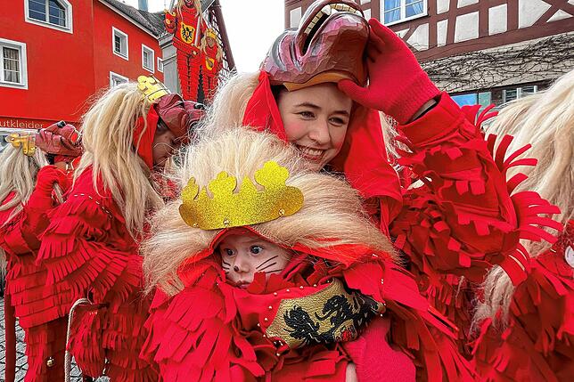 Bild 19: Tolle Stimmung beim Sonntagsumzug der Überlinger Narrenzunft &ndash; Teil 1