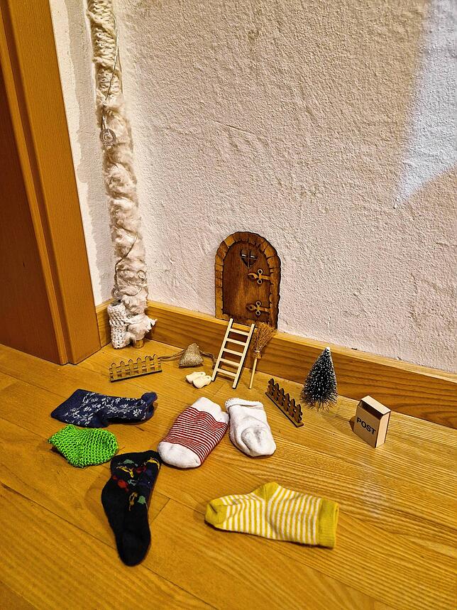 Wichtel Jeppe feiert in Vorfreude auf den Nikolaus eine Sockenparty ganz nach dem Motto: In vielen Socken stecken am Ende vielleicht ...