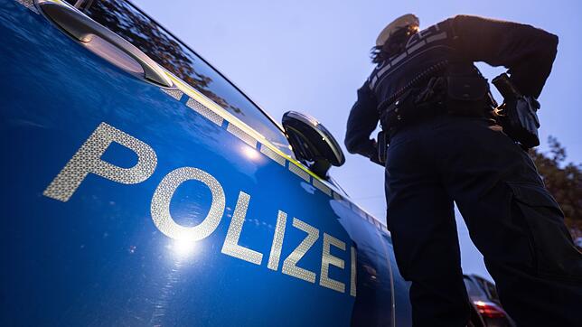 Nach dem Fund einer Leiche hat die Polizei mehrere Wohnungen durchsucht. (Symbolbild)