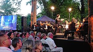 Unter den Bäumen auf dem lauschigen Inseli in Rheinfelden spielt 2024 das City Light Symphony Orchestra. Foto: Roswitha Frey