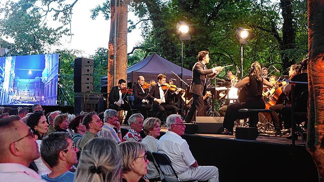Unter den Bäumen auf dem lauschigen Inseli in Rheinfelden spielt 2024 das City Light Symphony Orchestra. Foto: Roswitha Frey