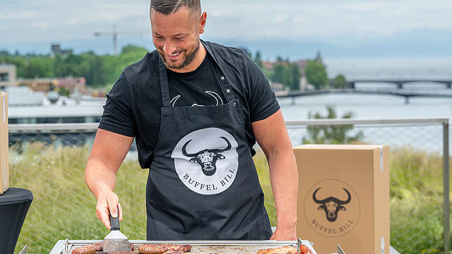 Mitgründer Manuel Ruess legt auch selbst gerne Büffel-Fleisch auf den Grill.