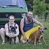 Kathrin und Christian Schindler mit ihren Hündinnen Edda (links) und Mimo.