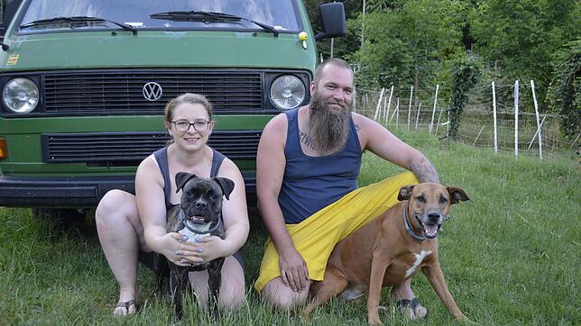 Kathrin und Christian Schindler mit ihren Hündinnen Edda (links) und Mimo.