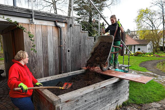 Ann-Christin Bayer (rechts) ist seit letztem Jahr Landschaftsgärtnerin bei Wildigarten und bringt Nicki Kaltenbach beim Girls´Day die ...