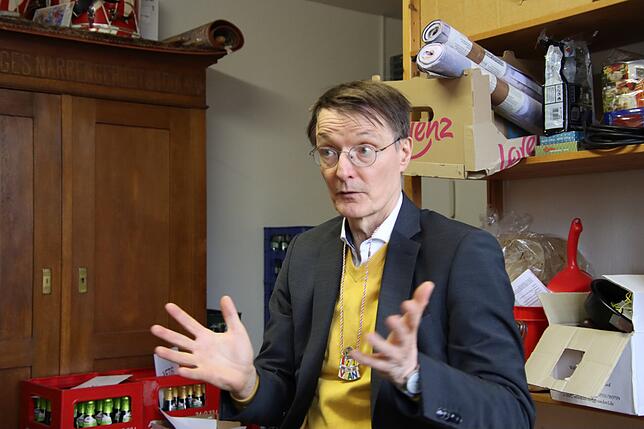 Bundesgesundheitsminister Karl Lauterbach ist in Stockach angekommen und hat sich, im Dachgeschoss der Adler Post bereits Zeit genommen ...