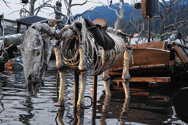 Ein Pferdeskelett steht im Wasser der „Freischütz“-Seebühne.