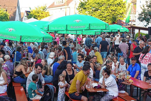 Am Freitagabend, und dann auch am Samstagabend, war der Dingelsdorfer Dorfplatz anlässlich des Herbstfestes sehr gut gefüllt.