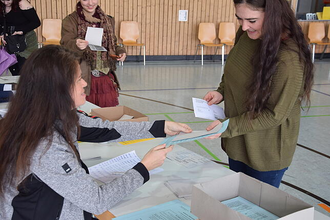 Gleich zwei Wahlzettel hatten die Wähler in Herrischried auszufüllen: den Stimmzettel zur Bundestagswahl und zum Bürgerentscheid über ...