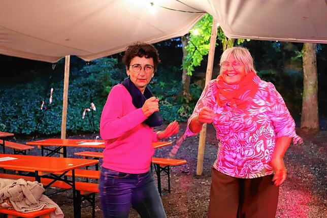 Bild 10: Gute Stimmung trotz schlechtem Wetter auf dem Ostracher Eichbühlfest