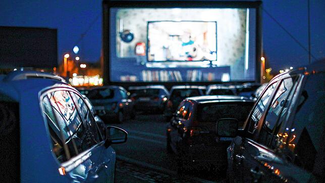 Ein Autokino in Sachsen: Was schon in anderen Städten funktioniert, kommt nun nach Friedrichshafen. Am Donnerstagabend wird es erstmals ...