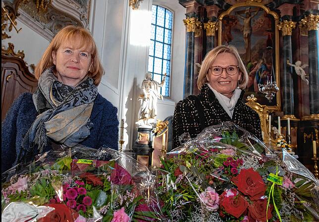 Barbara Martin und Beate Maier (von links) vom Erzbischöflichen Bauamt erhielten als Dank Blumensträuße und viel Lob.