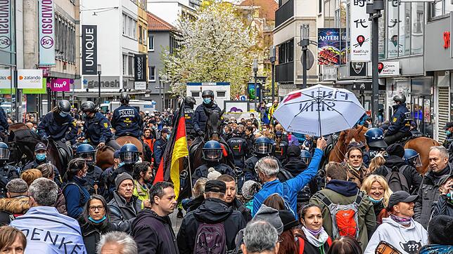 Querdenker-Demonstration in Stuttgart vom 17. April. Solche Bilder würde die Stadtverwaltung von Villingen-Schwenningen gerne ...