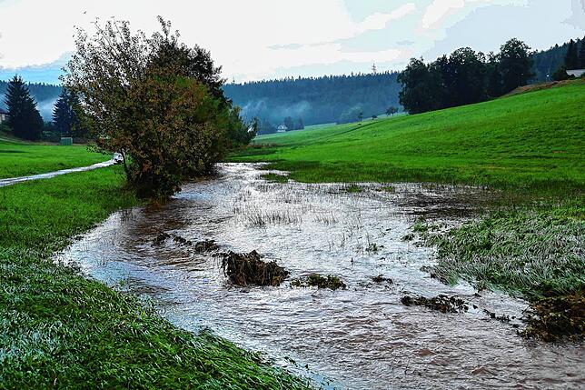 Bild 2: Gewitter mit heftigem Starkregen und Hagel fegt über St. Georgen