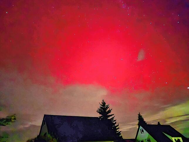 Fotografin Cornelia Putschbach gelingt ein beeindruckender Schnappschuss von Polarlichtern über Mönchweiler