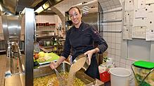 Claudia Nicolai bereitet hier einen Grünkern-Gemüse-Eintopf in der Küche der Polizeikantine am Benediktinerplatz zu. Ihr Chef Marc ...