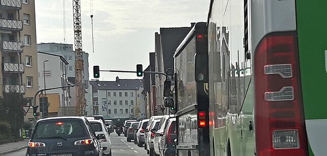 Der Rückstau auf der Hochstraße ist zu Messezeiten ganz normal.