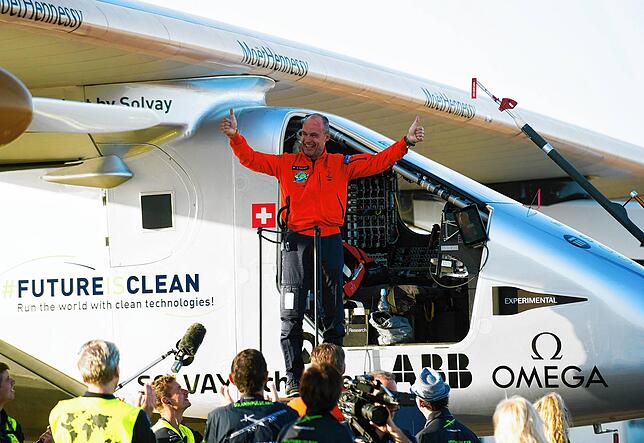 Bertrand Piccard feiert seine Ankunft am Flughafen im spanischen Sevilla am 23. Juni 2016, nachdem er von einer 70-stündigen Reise von ...
