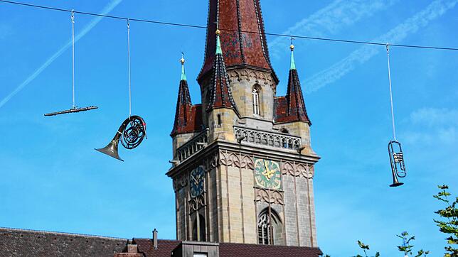 In Radolfzell spielt Musik eine große Rolle. Das zeigen schon die Instrumente, die über dem Seetorplatz hängen und ein Überbleibsel der ...