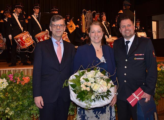 Blumen für die Frau an der Seite des ehemaligen Kommandanten hat Bürgermeister Georg Riedmann Birgit Kneule überreicht. Leer ist aber ...