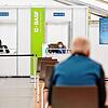 Ein geimpfter Mitarbeiter sitzt im BASF-Impfzentrum im Wartebereich, in dem mögliche Nebenwirkungen der Corona-Impfung beobachtet ...