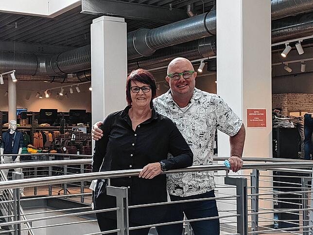 Bettina und Thomas Kornmayer vom Modehaus Heikorn freuten sich über die gelockerten Maßnahmen. Für das Bild konnten sie ihre Masken ...