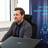 Tobias Fauth in seinem Büro in der Bücklestraße, wo viele Gründer arbeiten. Dort organisiert er Veranstaltungen, bei denen sich Firmen ...