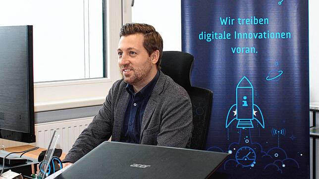 Tobias Fauth in seinem Büro in der Bücklestraße, wo viele Gründer arbeiten. Dort organisiert er Veranstaltungen, bei denen sich Firmen ...