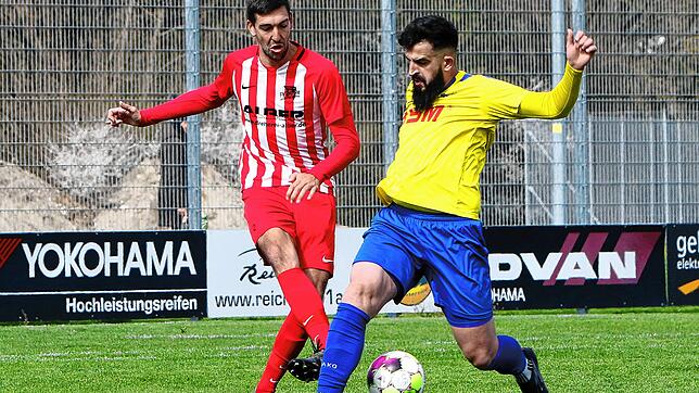 Der dreifache F.A.L.-Torschütze Qendrim Krasniqi (rechts) im Spiel gegen den FV Walbertsweiler-Rengetsweiler (Nico Renner).