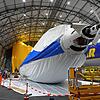 Warum liegt der Zeppelin NT so faul auf dem Bauch herum? Genau genommen hängt er an der Decke im Luftschiff-Hangar.