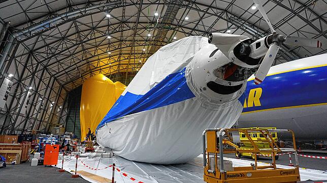 Warum liegt der Zeppelin NT so faul auf dem Bauch herum? Genau genommen hängt er an der Decke im Luftschiff-Hangar.
