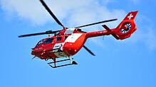 Ein Rettungshubschrauber in der Luft. (Symbolbild) Nach dem Sturz mit einem Tretroller in Laufenburg ist ein Fünfjähriger in eine ...