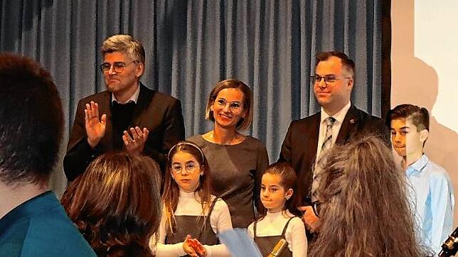Glückwünsche für den Wahlsieger Ulrich Krieger (rechts) in Laufenburg. Er erhielt fast 99 Prozent der Wählerstimmen und bleibt damit ...