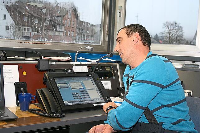 Gesamtkommandant Jochen Löffler koordiniert im Rettungszentrum per Funk die Einsätze.