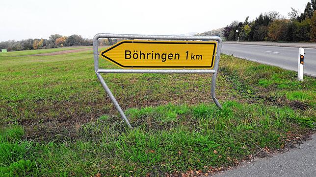Ein Kilometer bis Böhringen oder frei nach Ingrid Steeger: Da mach ich mir nen Knicks ins Schild und find es wunderbar.