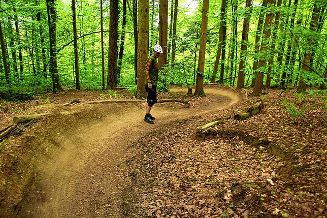Eine von den Bikern selbst gebaute Schikane. Rechts ist die Mulde zu sehen, aus der das Material für die Kurven genommen wurde. Das wird ...