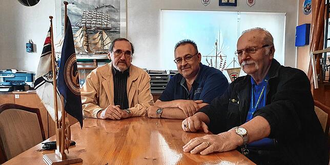Im Vereinsheim der Marinekameradschaft (von links): Vorsitzender Jürgen Engler, Wirt Vincenzo Cannito und Reinhold Bieger.