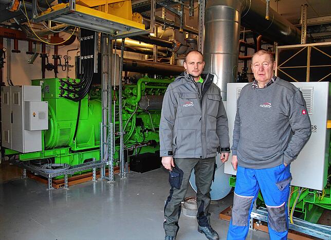 Philipp (links) und Hubert Ewald im Maschinenraum ihrer Energiegewinnungsanlagen.