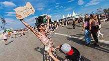 Eine unmissverständliche Botschaft hat dieser Besucher des Southside Festivals im baden-württembergischen Neuhausen ob Eck. Nach dem ...