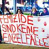 Menschen bei einer Demonstration gegen Femizide.