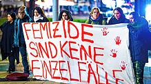 Menschen bei einer Demonstration gegen Femizide.