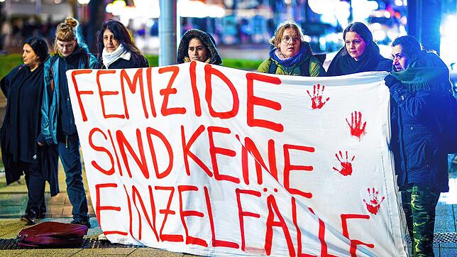 Menschen bei einer Demonstration gegen Femizide.