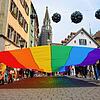 Die Regenbogenfahne wird von den Teilnehmerinnen und Teilnehmern als Statement durch die Altstadt getragen. Der CSD-Verein Konstanz wird ...